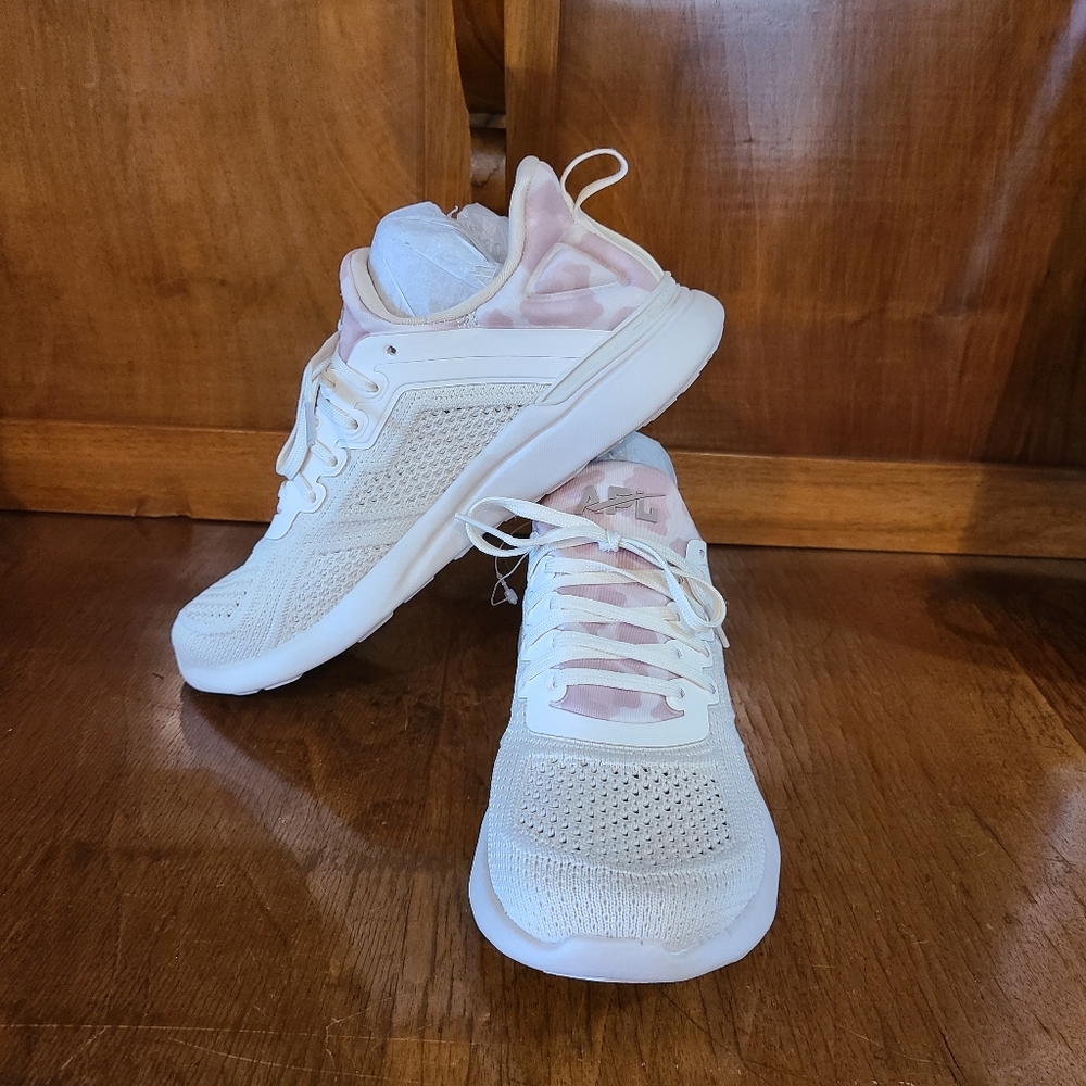 APL TechLoom Tracer Sneakers Beach Almond Size 6 Lightweight